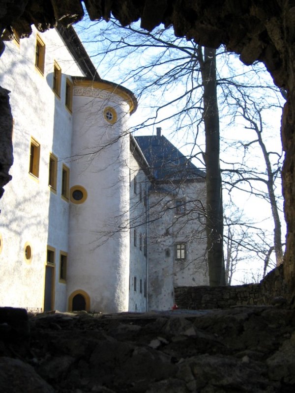Rckseite der Burg Frauenstein durch die Burgmauer fotografiert, 18.02.07