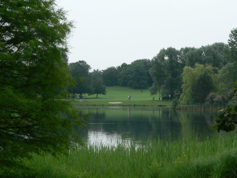 Ruhe und Entspannung bietet der Britzer Garten in Berlin-Neuklln. Der Eintritt kostet 3 Euro, dafr ist der Park frei von Radfahrern und grillenden Familien. Auch frs leibliche Wohl ist gesorgt, ebenso gibt es Toiletten. 27.5.2007