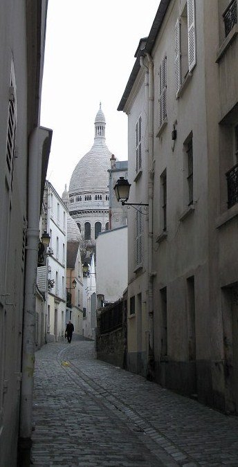 Ruhig geht es in den schmalen Nebengassen beim Montmartre zu.
Im Hintergrund die Sacr Coeur.
(21.01.2008)