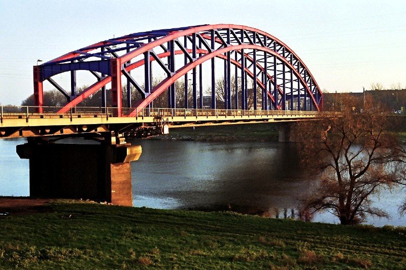 Ruhrbrcke DU-Kalerfeld (9. Dezember 2001). Die Brcke ist Teil des Karl-Lehr-Brckenzuges zwischen DU-Kalerfeld und DU-Ruhrort und berspannt auer der Ruhr den Hafenkanal und den inzwischen zugeschtteten Kaiserkanal. Es handelt sich um ein Brckenfeld der im Krieg zerstrten Klner Hohenzollernbrcke, der nach dem Krieg im Tauschwege nach Duisburg kam.