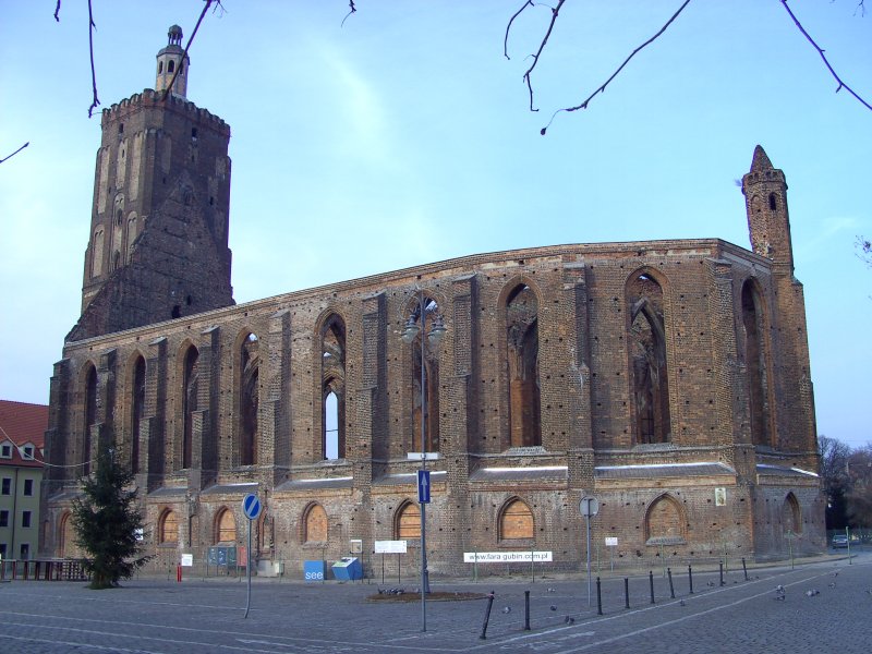 Ruine der Stadt und Hauptkirche, befindet sich im Wiederaufbau