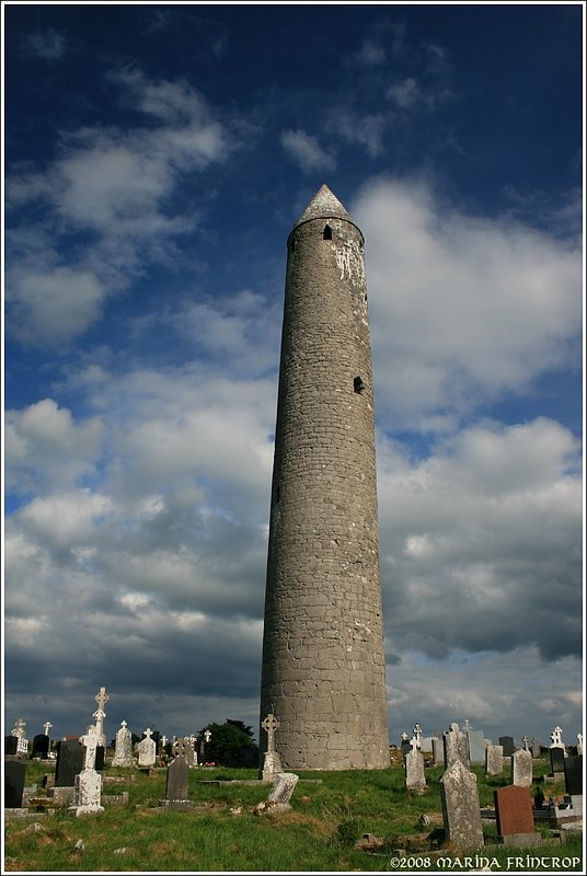 Rundturm der Klostersiedlung Kilmacduagh stammt aus dem 12. Jahrhundert, Irland Co. Galway. Der Rundturm weist bei einer Hhe von rund 30 m tatschlich eine Neigung um gut 60 cm aus der Senkrechten auf.