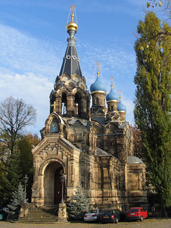 Russisch-Orthodoxe Kirche des Heiligen Simeon vom wunderbaren Berge, erbaut 1872-74; der Glockenturm ist 40 m hoch umgeben von 1+4 Zwiebeltrmen mit blauen Kuppeln; Dresden-Sdvorstadt; 29.10.2007
