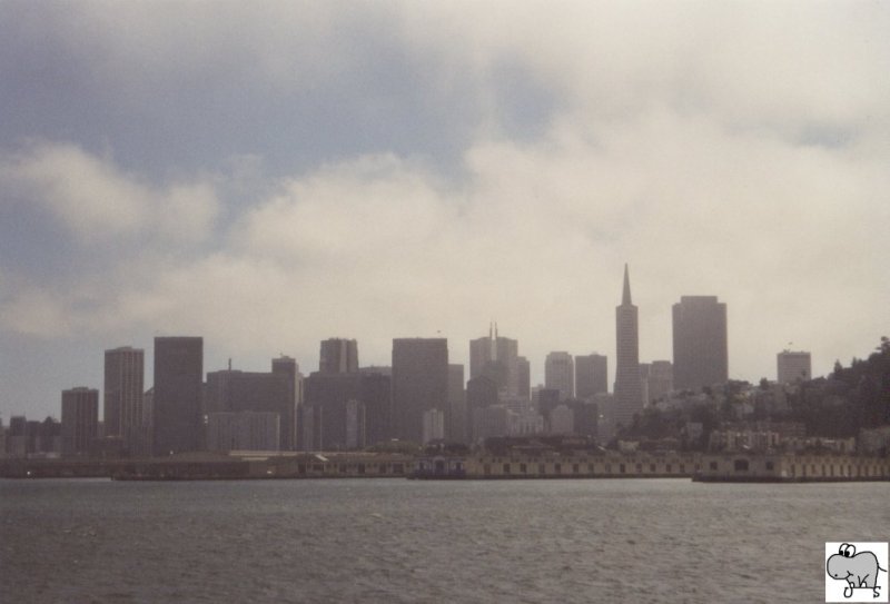 San Francisco von der Bucht aus gesehen. Am 06. September 2002 bei einer Hafenrundfahrt vom Schiff aus fotografiert. 