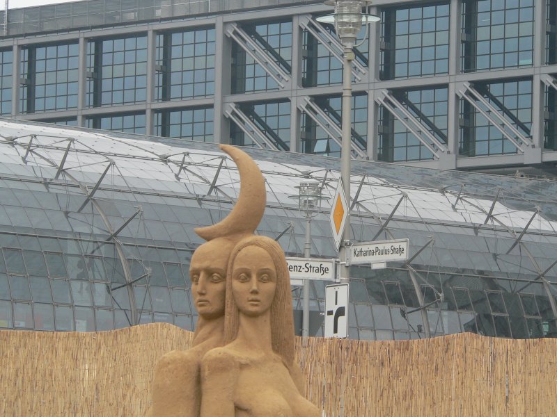 Sandfiguren und Hauptbahnhof. Sandsation 2006, Berlin