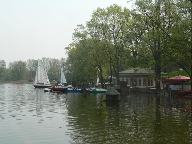 Schaalsee in Zarrentin. Durch diesen See verlief frher die Grenze, der Ort selbst war Teil der Sperrzone, was zu vielen Restriktionen fr seine Bewohner fhrte. Zarrentin wurde 2004 in Zarrentin am Schaalsee umbenannt. Sommer 2006