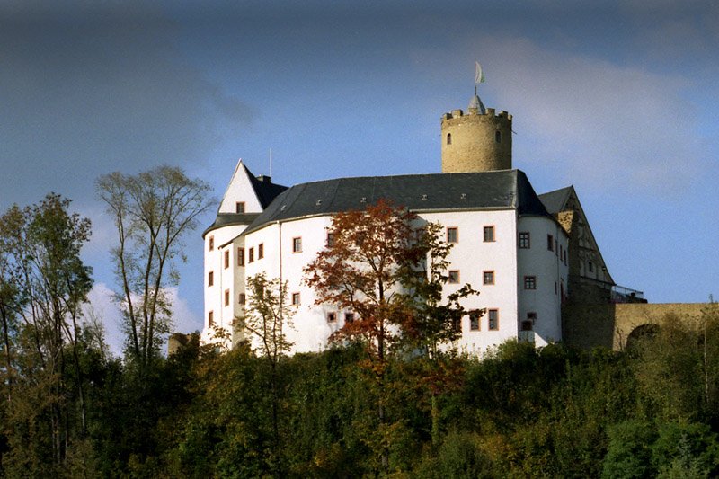 Scharfenstein mit seiner markanten Burg liegt ebenfalls an der Zschopau, etwa auf halbem Weg zwischen Zschopau und Wolkenstein. Vom Burgturm aus, hat man einen sehr schnen Blick auf das Zschopautal; Oktober 2004.