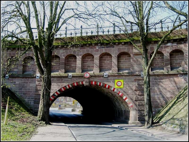  Schiefe Brcke  in Olfen: berbrckung der Selmer Strae durch die Alte Fahrt des Dortmund-Ems-Kanals (April 2009). Der Name der Brcke weist darauf hin, dass die Gewlbeachse der Brcke die Achse des (frheren) Kanalbettes nicht im rechten Winkel schneidet.