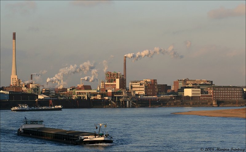 Schifffahrt auf dem Rhein bei Krefeld-Uerdingen.