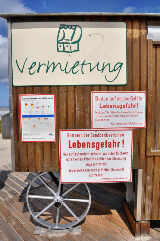 Schilder am Strand auf der Insel Spiekeroog.