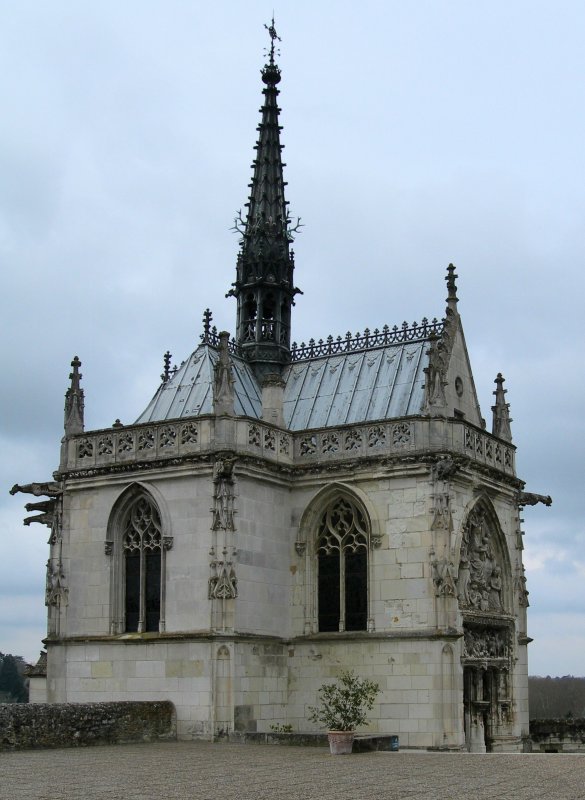 Schloss Amboise:
Chapelle Saint-Hubert, im sptgotischem Stil 1493 erbaut.
Angeblich ruhen da die Gebeine Leonardo da Vincis.