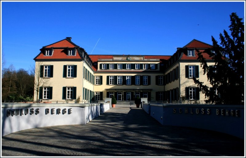 Schloss Berge in Gelsenkirchen.  Das Schloss Berge im Stadtteil Buer von Gelsenkirchen in Nordrhein-Westfalen, frher auch Haus Berge genannt, steht auf der Sdseite des Buerschen Berges. Erbaut wurde es als Wasserburg zum Schutze des heutigen Gelsenkirchener Stadtteils Erle, wurde aber in der ersten Hlfte des 16. Jahrhunderts zum Schloss umgestaltet.  Textquelle und weitere Infos: http://de.wikipedia.org/wiki/Schloss_Berge