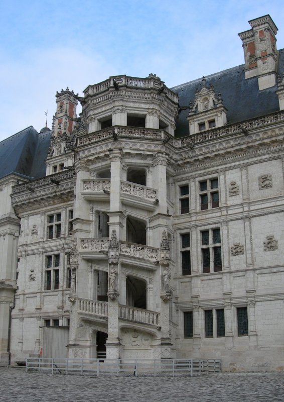 Schloss Blois:
Ansicht auf den Treppenturm des Flgel
von Franz dem 1. Erbaut im Stil der
Renaissance.