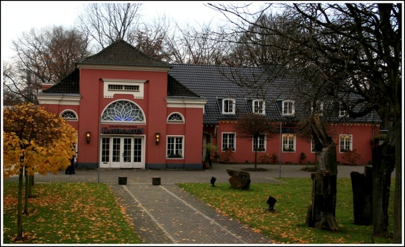 Schloss Gastronomie in Oberhausen - Direkt neben Schloss Oberhausen, am Kaisergarten (Parkanlage und kleiner Tierpark/Eintritt kostenlos) und nur wenige Meter vom Rhein-Herne-Kanal gelegen.