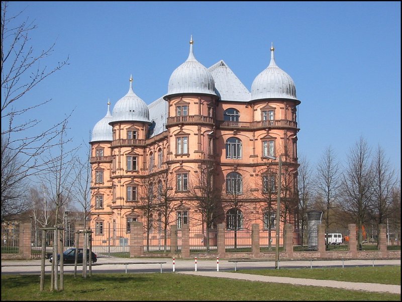 Schlo Gottesaue in der Karlsruher Oststadt, aufgenommen am 23.03.2003. Im zweiten Weltkrieg weitgehend zerstrt, wurde es ab Ende der 70er Jahre neu aufgebaut. Seit 1989 befindet sich die Hochschule fr Musik in dem Gebude.