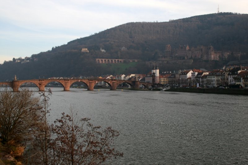 Schloss Heidelberg mit alter Brcke. Das Wahrzeichen HDs und touristisch gut erschlossen. Zerstrt 1692 aber teilweise wieder restauriert. Heute kann man verschieden Sle mieten. Im Schloss befinden sich ein Apothekenmuseum und das grsste Weinfass Deutschlands.
Die Brcke wurde 1786 gebaut aber im Zweiten WK zerstrt.1947 wurde sie wieder aufgebaut.Rechts aussen sieht man noch das weisse Brckentor.