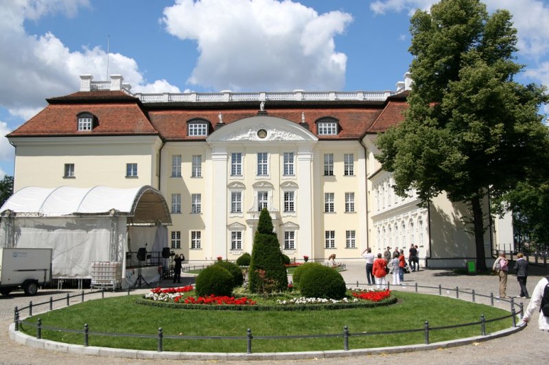 Schloss Kpenick: Das aus dem Jahre 1682 stammende Schloss ist ein Kleinod kurfrstlicher Baukunst. Architekt Langevelt baute den Westflgel spter kamen der Torbau und die Kapelle hinzu. Doch Geldmangel und die Abneigung Sophie Charlottes gegenber dem dsteren Umland liessen das Schloss nicht prunkvoller werden. Geschichtlich interessant ist das Schloss da hier der junge Friedrich (der Gr) von einem Kriegsgericht wegen Desertierung (mit Freund Katte) verurteilt wurde. Der hartherzige Vater (Fr.Wilhelm) ordnete jedoch die Hinrichtung Kattes in Anwesenheit Friedrichs an, obwohl nur zu lebenslanger Haft verurteilt. Die Eingabe Fr.Wilh. seinen Sohn von der Thronfolge auszuschliessen wurde jedoch nicht verwirklicht. Heute ist das Schloss ein Kunstgewerbemuseum. 