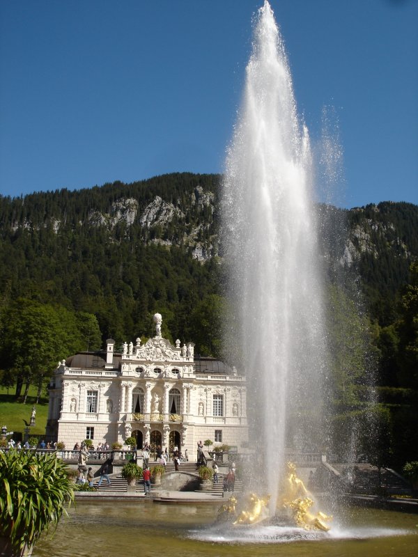 Schlo Linderhof/Bayern,
groe 22m hohe Fontne im Schlosspark,
Aug. 2007