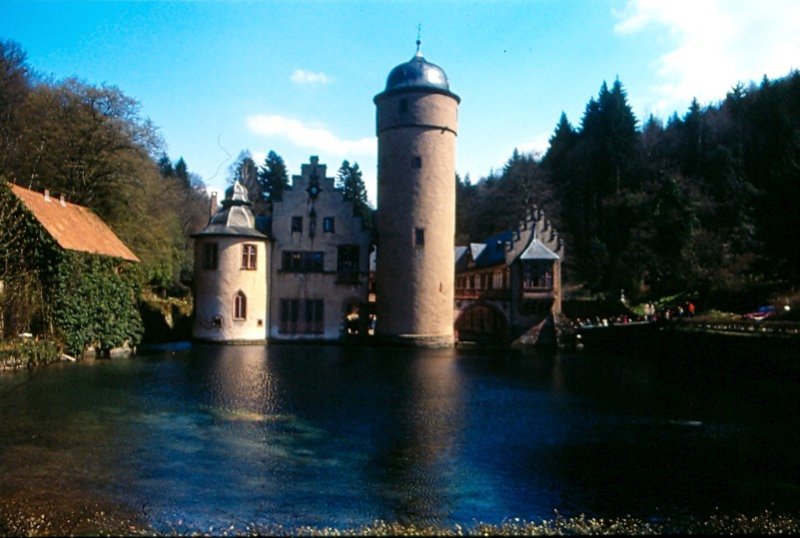 Schloss Mespelbrunn, bestimmt den meiten bekannt, aber oft so berlaufen, dass man es selten ohne Strungen fotografieren kann. Dieser Park rund ums Schloss ist wirklich ein kleines Paradies