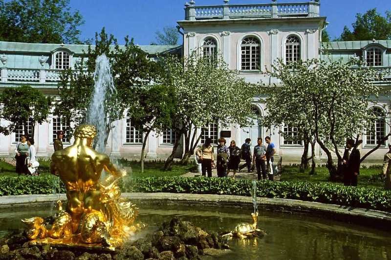 Schloss Peterhof bei St. Petersburg. Orangerie mit Tritonenbrunnen (4. Juni 1982)