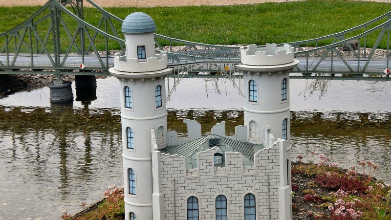 Schlo Pfaueninsel und im Hintergrund die Glienicker Brcke im Modellpark Wuhlheide, berlin 2007