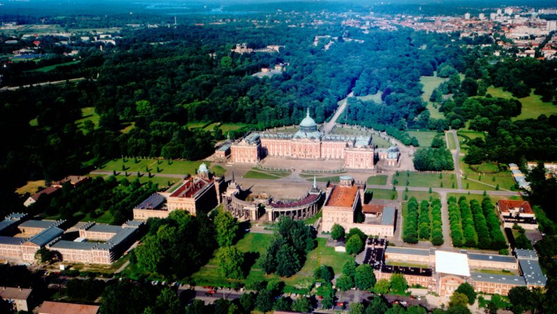 Schlo Sanssouci vom Norden aus der Luft - Aufnahme  im Sommer 1994