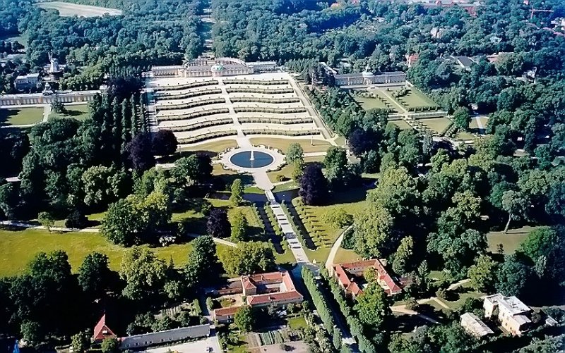 Schlo Sanssouci in Potsdam, Sommerresidenz Friedrich des Groen, Luftaufnahme vom Sommer 1994 (von der Parkseite aufgenommen). 