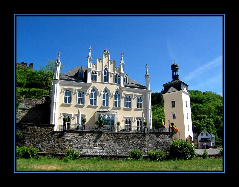 Schloss Sayn in Bendorf-Sayn (liegt in Rheinland-Pfalz zwischen Neuwied und Koblenz)... Schon die Anreise war landschaftlich lohnenswert. In Sayn selber hat uns der Garten der Schmetterlinge in seinen Bann gezogen. Die Burg Sayn konnten wir leider nicht besuchen, da das dortige Restaurant ausgerechnet an diesem Tag geschlossen war. Wer einen Ausflug nach Sayn und Umgebung plant, knnte sich beispielsweise hier informieren... http://www.sayn.de/