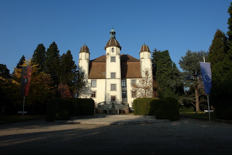 Schlo Schnau - So kann man den November im Schlopark geniessen, mit einem stahlblauen Himmel ber dem Trompeterschlo. Nur die Temperaturen sind nicht mehr ganz sommerlich. Links im Bild hngt die Fahne von Bad Sckingen. 3.11.2007