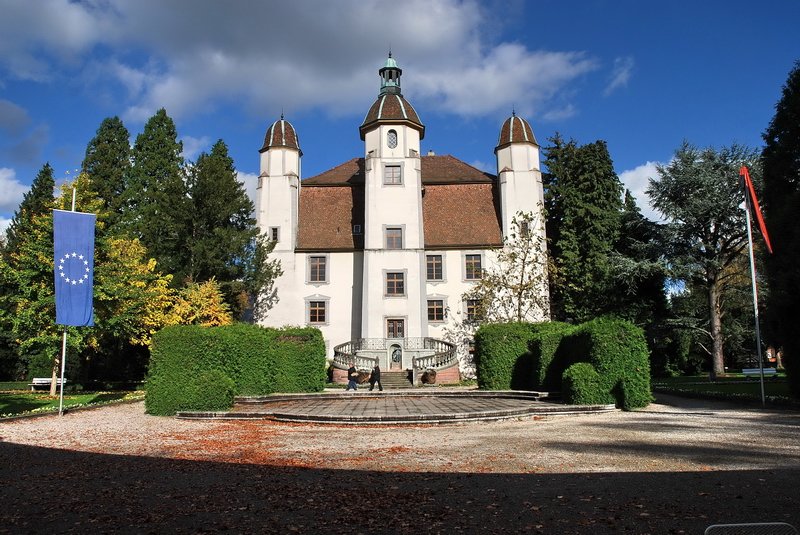 Schlo Schnau - Um 1600 anstelle einer frheren wasserburgartigen Anlage erbaut. Heute Heimatmuseum, Schwarzwlder Uhrensammlung und die umfassendste Trompetensammlung Europas. 1.11.2006