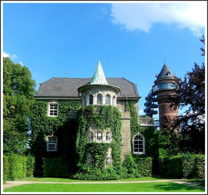 Schloss Styrum in Mlheim... Rechts im Hintergrund ist das Aquarius (Wassermuseum) zu sehen. Das Schloss Styrum steht im Stadtteil Styrum in Mlheim an der Ruhr. Im 11. Jahrhundert befand sich hier ein Oberhof in der Hand des Knigs, der diesen Reichsbesitz 1067 an das Reichsstift Kaiserswerth schenkte.

Das Schloss ist der Stammsitz der Grafen von Limburg-Styrum und steht seit November 1986 unter Denkmalschutz. In ihm befinden sich heute ein Restaurant, eine Altentagessttte, Knstlerateliers und ein Aquarienverein. Quelle: Wikipedia