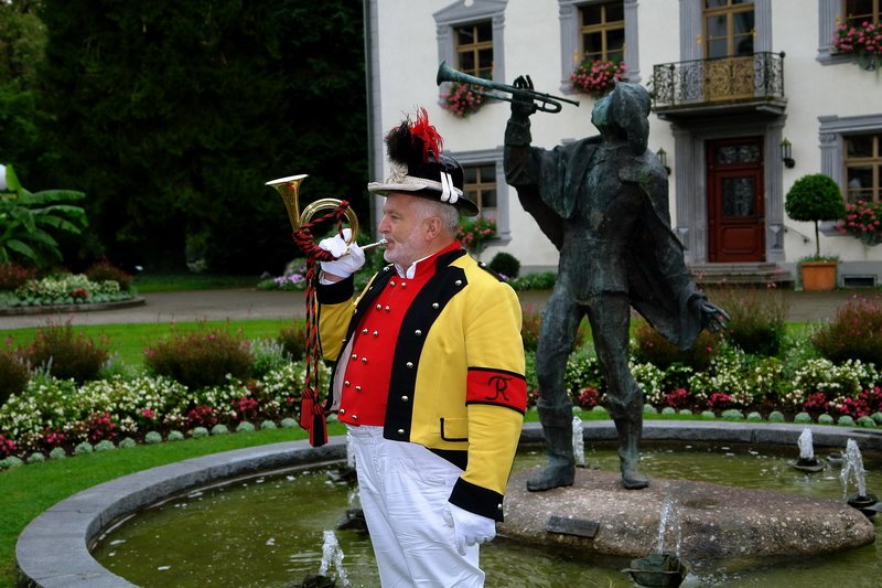 Schlopark - Aus Anlass der Briefmarken Erstausgabe  Alte Rheinbrcke  darf ein Postillion, hier in der Kniglich-Wrttembergischen Uniform von 1870, nicht fehlen. Postler Ernst Rieger aus Stuttgart schmettert eine Fanfare ins Horn. 4.9.2008