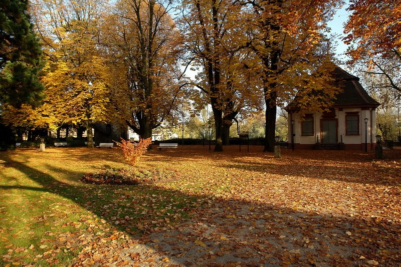 Schlopark - Der erste Samstag im November und noch leuchten die bunten Herbstfarben um die Wette. Das Teehuschen hlt aber schon Winterschlaf. 3.11.2007