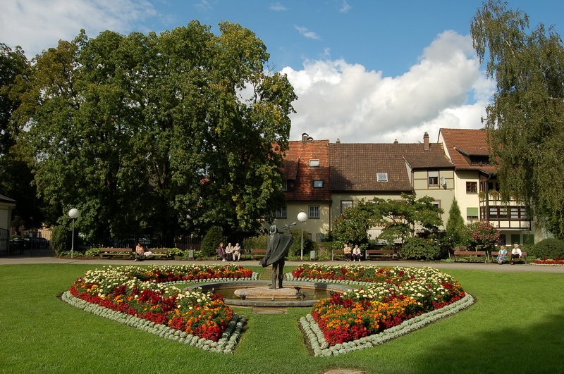 Schlopark - Der wunderschne Park ldt zum Verweilen ein und bietet viele interessante Ausblicke. Hier z.B. auf den Trompeter und das Hotel Kater Hiddigeigei, ja heit wirklich so. 27.8.2006