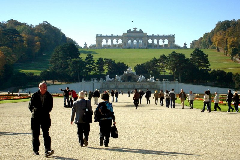 Schloßpark Schönbrunn mit Neptunbrunnen und Gloriette im Hintergrund.  19.10.08