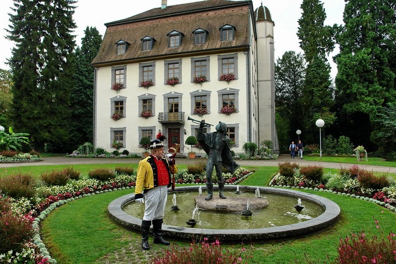 Schlopark - Vor dem Schlo Schnau blst Ernst Rieger in der Uniform eines Kniglich-Wrttembergischen Postillion von 1870 ein Lied, der Trompeter daneben bleibt aber stumm. 4.9.2008