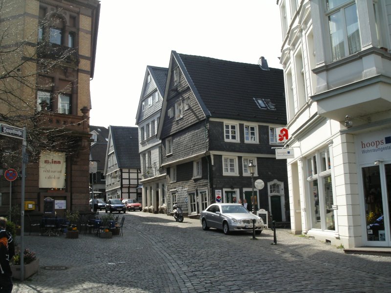 Schmale Strae in Langenberg (Velbert) mit Kopfsteinpflaster und Giebelhusern.