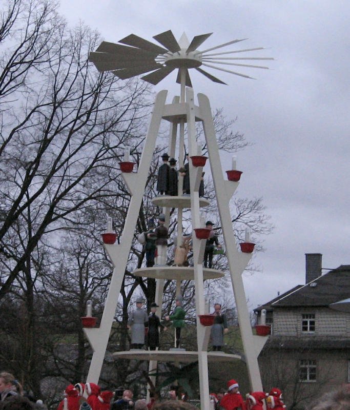 Schn ist unsere Pyramide nicht gerade, aber die Tradition die Pyramide von den Wichteln anschieben zu lassen ist dafr umso schner, Burkhardtsdorf 02.12.07