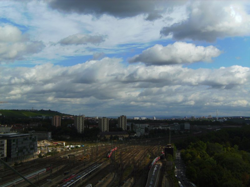 Schner Ausblick auf die Gleisanlage des Stuttgarter Hbf. Im Sonnenschein erstrahlt ein Teil der Baustelle von Stuttgart 21 mit Blickrichtung Stuttgart-Nord. Aufnahme vom 04.09.09