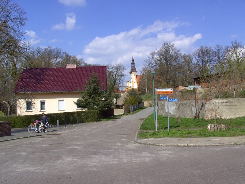 Schulstrae/Kirchstrae mit Blick auf das Kloster Neuzelle. 