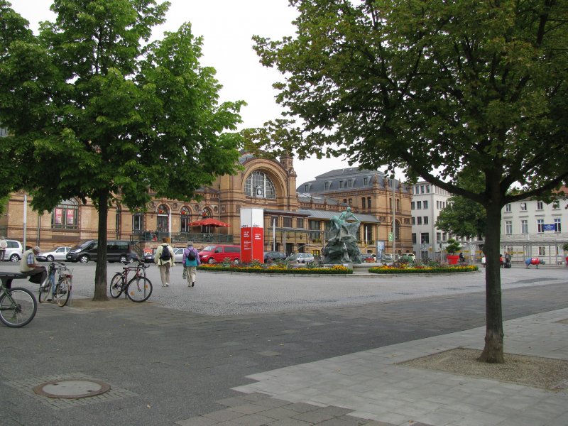 Schwerin; festlich gestalteter Bahnhofsvorplatz, Grunthalplatz 15.08.2009