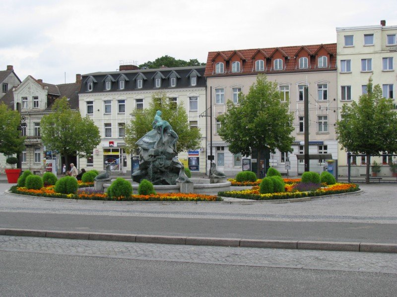 Schwerin, Platz vor dem Bahnhof, Grunthal-Platz 10.08.2008