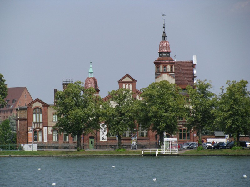 Schwerin; Sdufer des Pfaffenteich mit Schelfkirche 15.08.2009