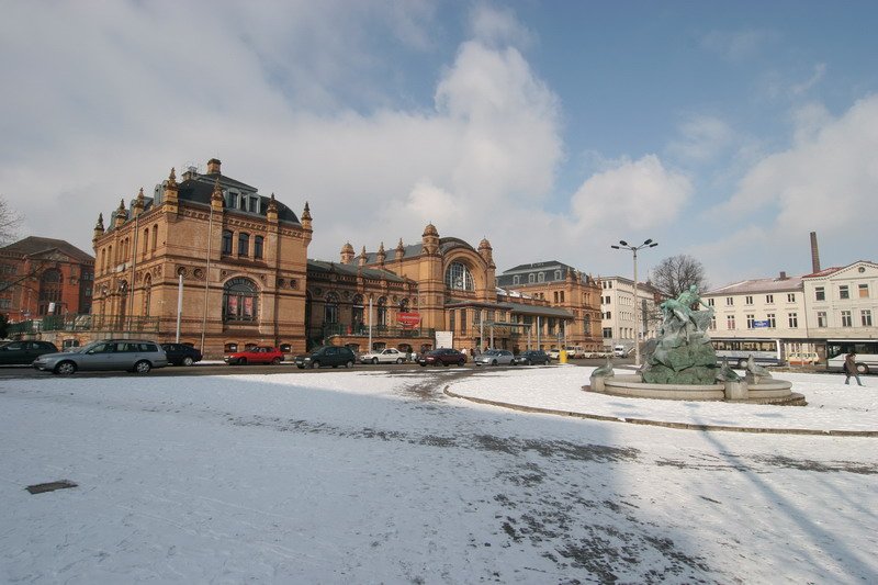 Schweriner Hauptbahnhof mit Brunnen im Schnee. 03.03.2006