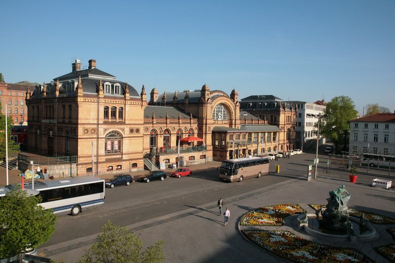 Schweriner Hauptbahnhof mit dem Brunnen auf dem Gruntalplatz. 07.05.2008