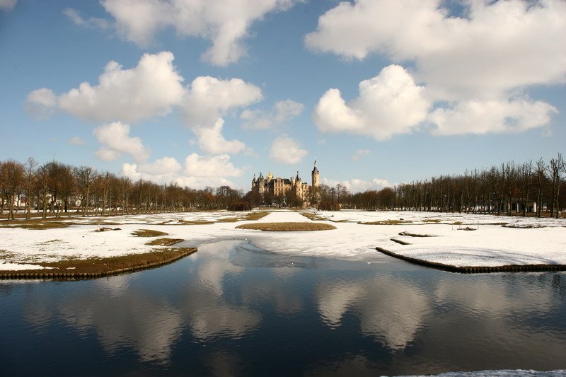 Schweriner Schlo im Schnee mit Wolken und Wasser. 23.03.2006