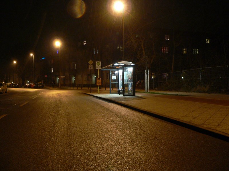 Segelfliegerdamm Ecke Knigsheideweg in Berlin Treptow (Geoposition im letzten Bild der Serie) Vllig harmlos beginnt diese kleine Fotoserie. Dieses erste Bild ist im Kraftfahrer- oder Verkehrsplanermodus geschossen. Eine abknickende Vorfahrt ist keine Seltenheit. Doch halt, hat man da nicht etwas vergessen? ... 7.2.2007