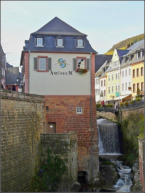 Sehenswert in der Oberstadt von Saarburg ist das imposante Schauspiel des 18 m in die Tiefe strzenden, grten innerstdtischen Wasserfalls in Europa. Das AMSEUM (stdtisches Museum fr traditionelle Handwerksberufe und Znfte) war frher die kurfrstliche Mhle. 19.10.08 (Jeanny)