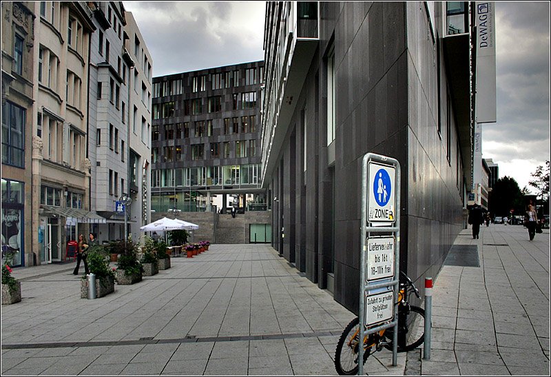 Seit dem Bau dieses dunklen Geschftshauses, hat sich die stdtebauliche Situation dieses Abschnittes der Friedrichstrae sehr verndert. Rechts die Theodor-Heuss-Strae. 11.5.2007 (Matthias)