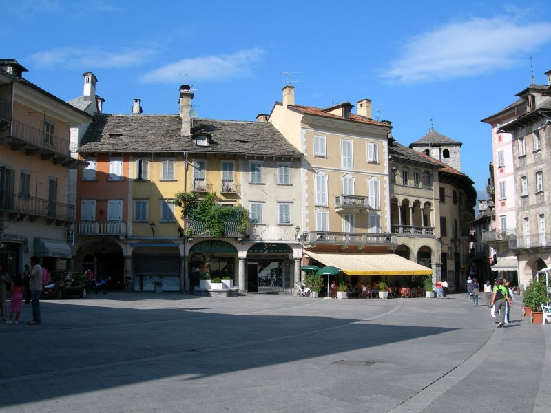 Seit der Durchgangsverkehr vom Marktplatz in Domodossola verbannt wurde, ist der Platz eine Oase der Ruhe. Das schmutzige Grau der Huser ist freundlichen Pastellfarben gewichen und Straencafes laden zum verweilen ein. 
September 2007 